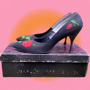 vintage 50’s black/ red floral leather pumps